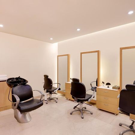 Lemon Tree Premier, Delhi Airport Hotel Új-Delhi Kültér fotó A hair salon in the United States