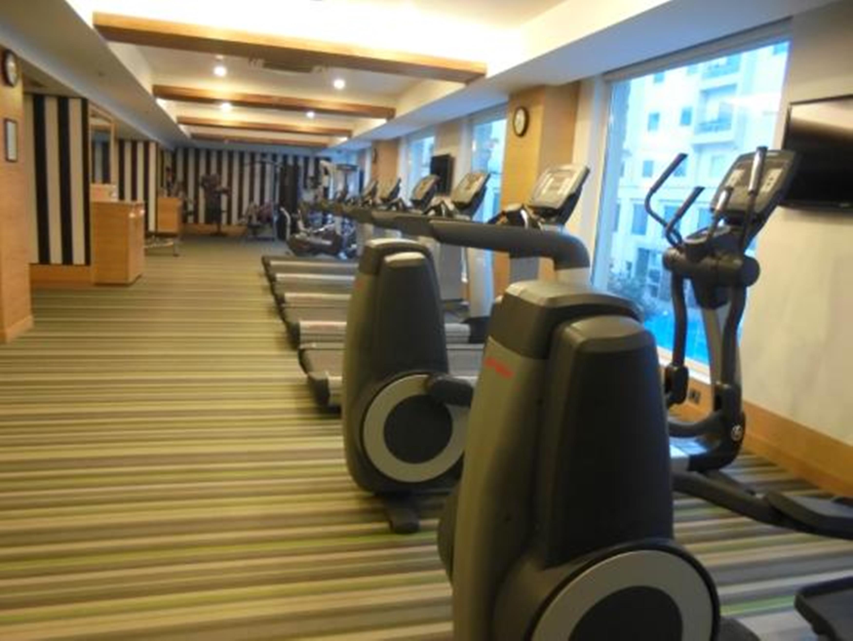 Lemon Tree Premier, Delhi Airport Hotel Új-Delhi Kültér fotó The gym at the hotel