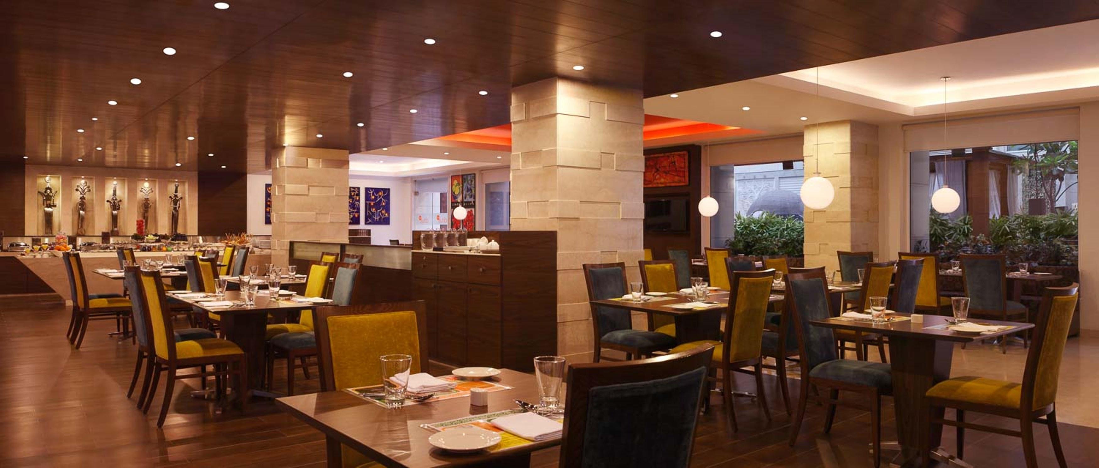 Lemon Tree Premier, Delhi Airport Hotel Új-Delhi Kültér fotó The interior of the restaurant