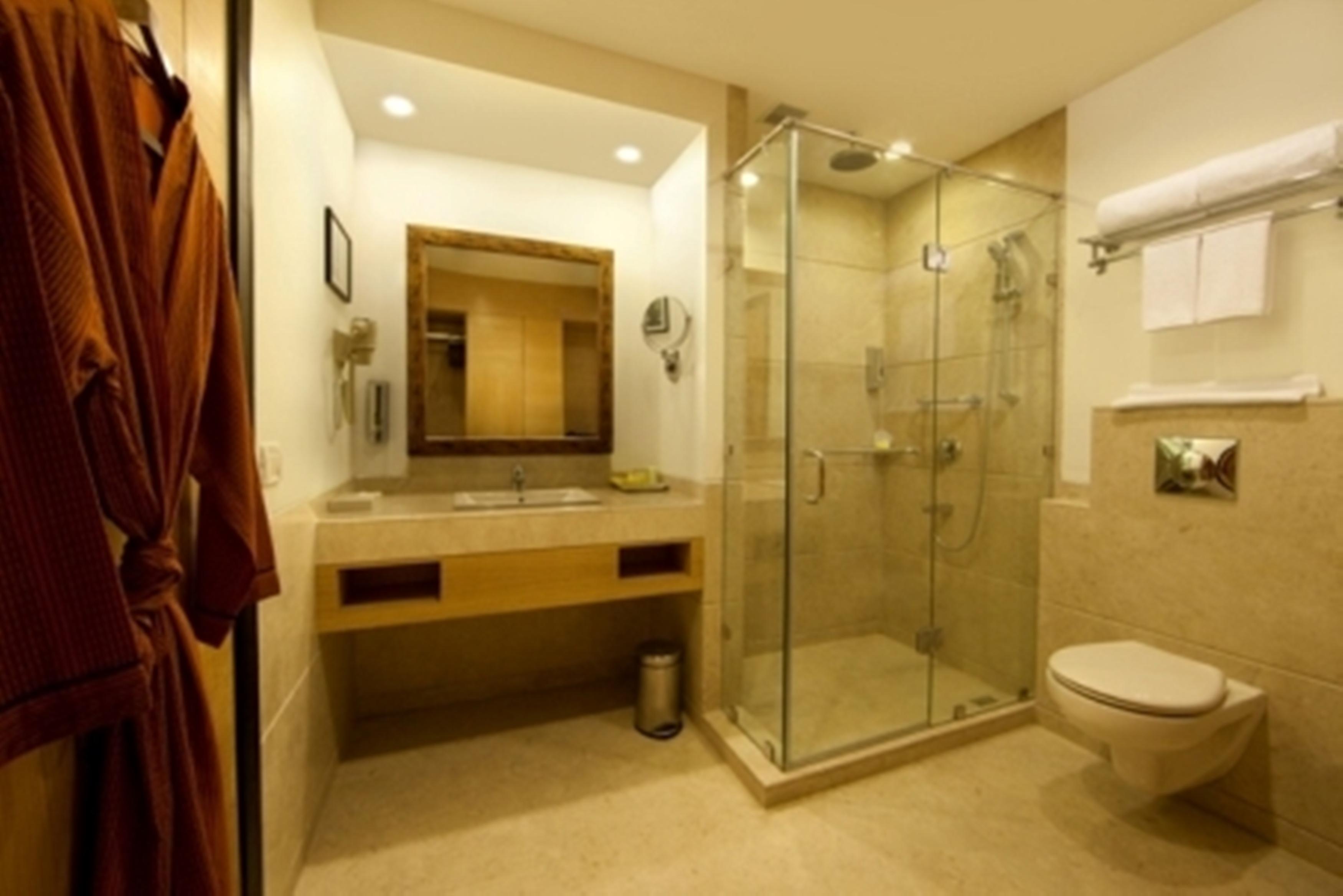 Lemon Tree Premier, Delhi Airport Hotel Új-Delhi Kültér fotó A bathroom in a hotel