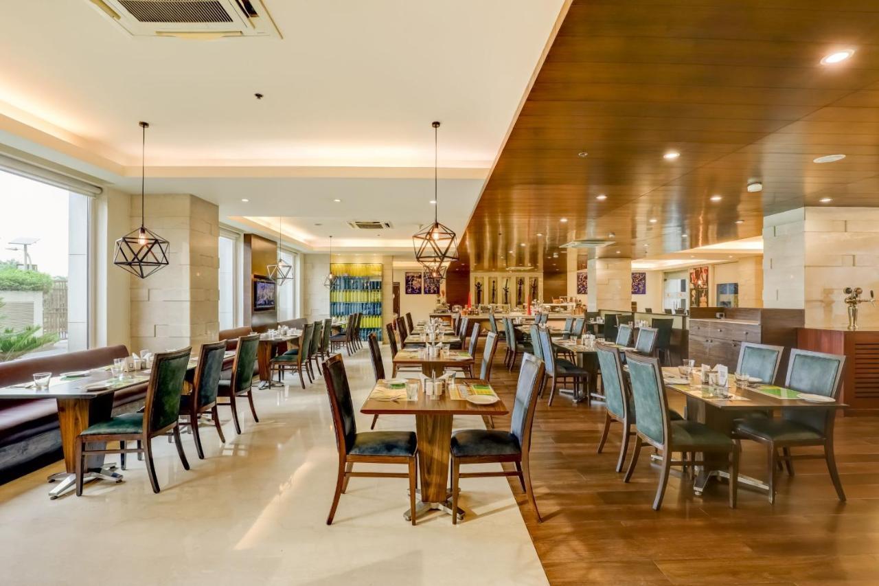 Lemon Tree Premier, Delhi Airport Hotel Új-Delhi Kültér fotó The restaurant
