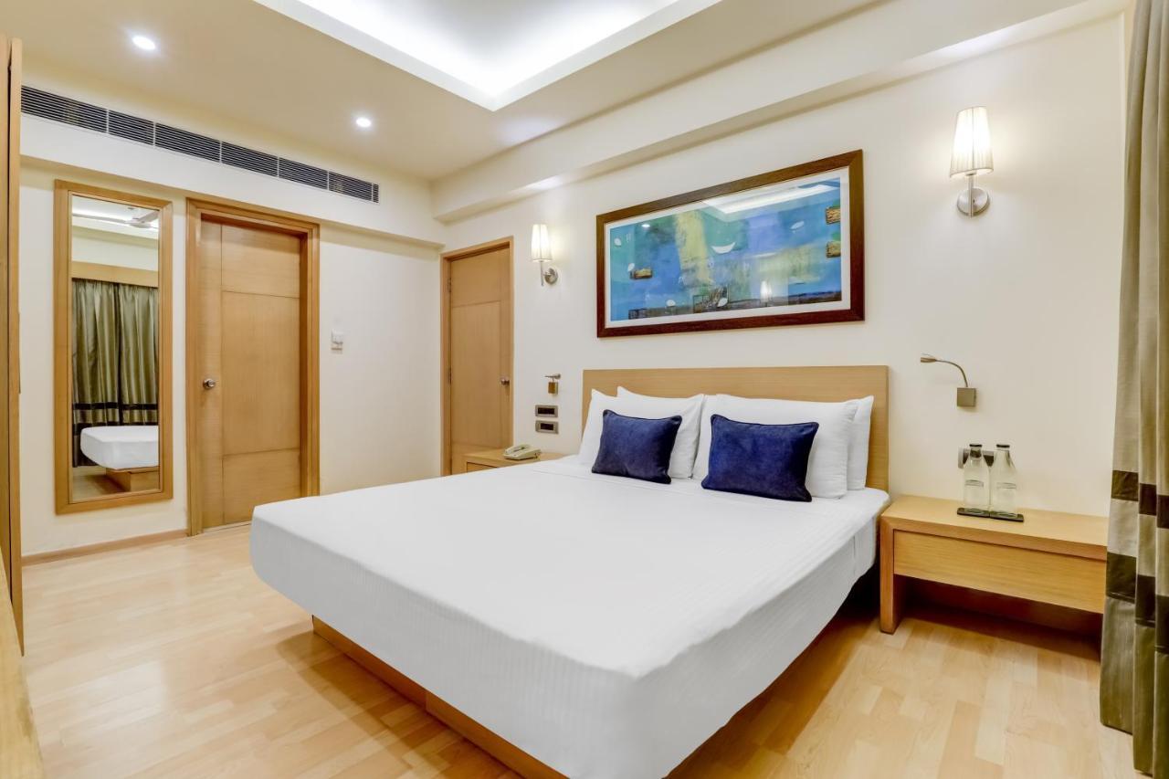 Lemon Tree Premier, Delhi Airport Hotel Új-Delhi Kültér fotó A bedroom at the hotel
