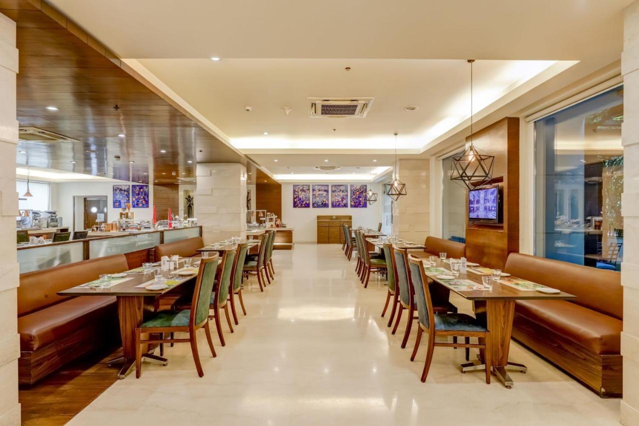 Lemon Tree Premier, Delhi Airport Hotel Új-Delhi Kültér fotó The interior of the restaurant