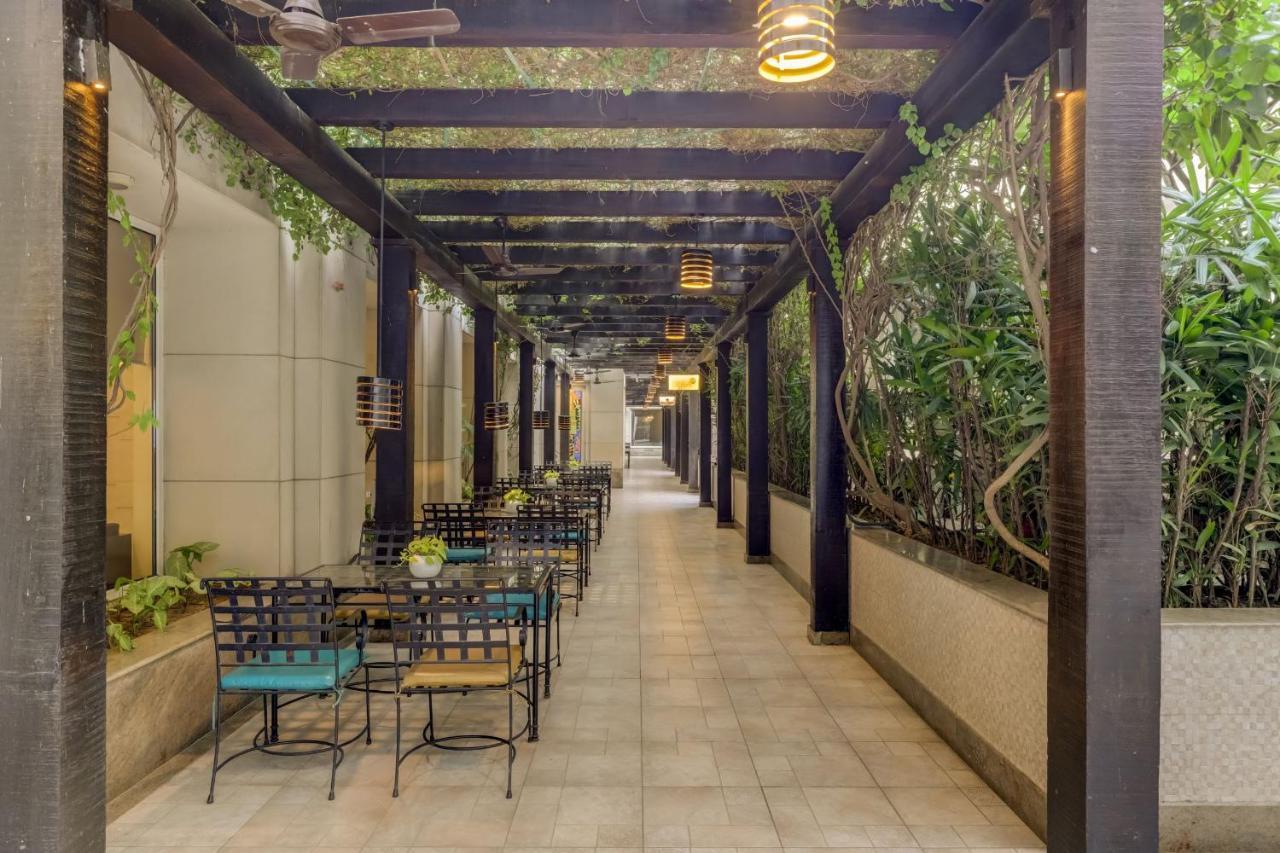 Lemon Tree Premier, Delhi Airport Hotel Új-Delhi Kültér fotó The Pergola