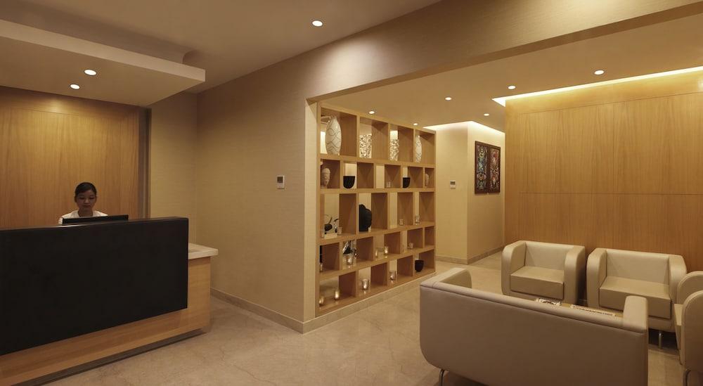 Lemon Tree Premier, Delhi Airport Hotel Új-Delhi Kültér fotó The interior of the lounge