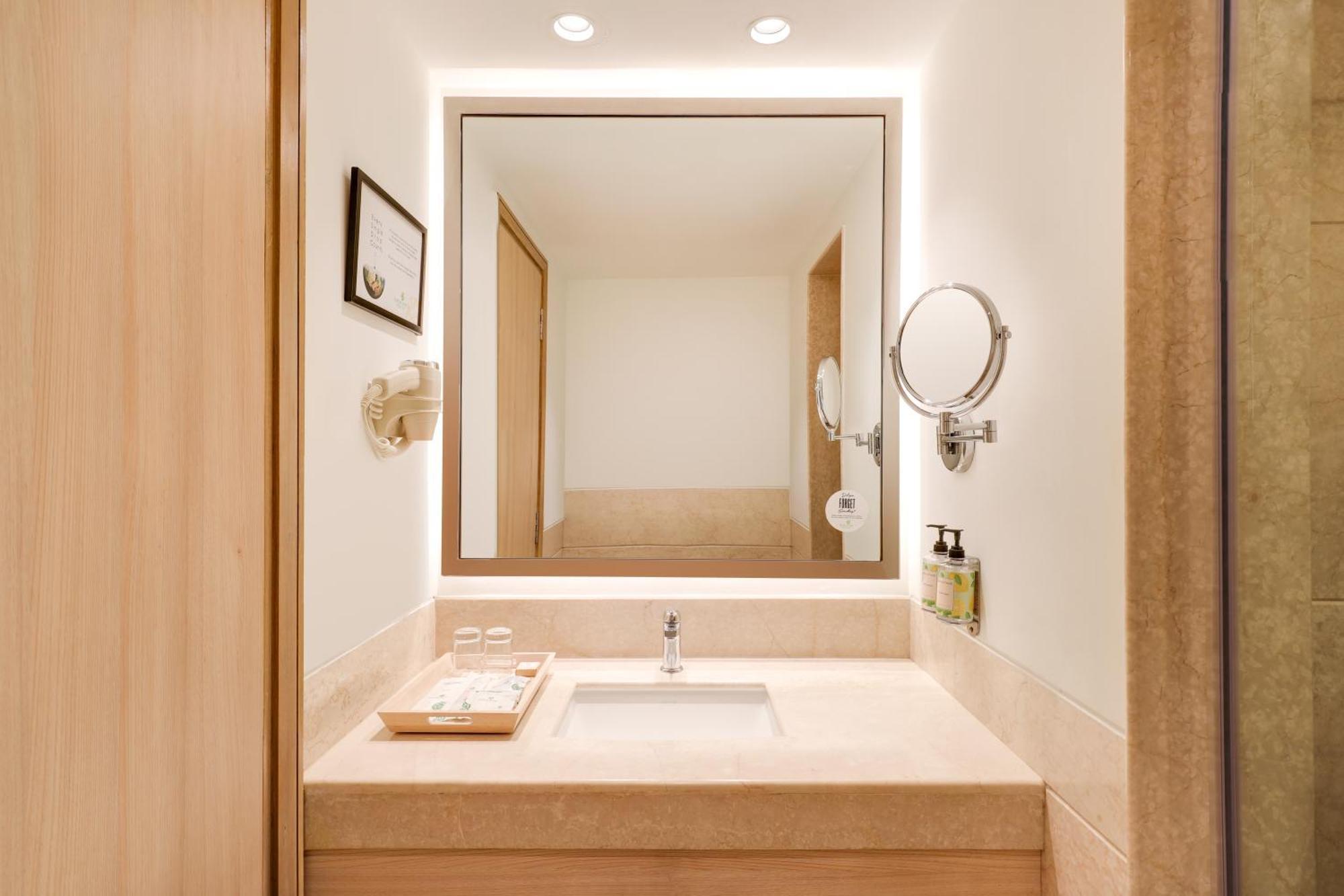 Lemon Tree Premier, Delhi Airport Hotel Új-Delhi Kültér fotó Bathroom