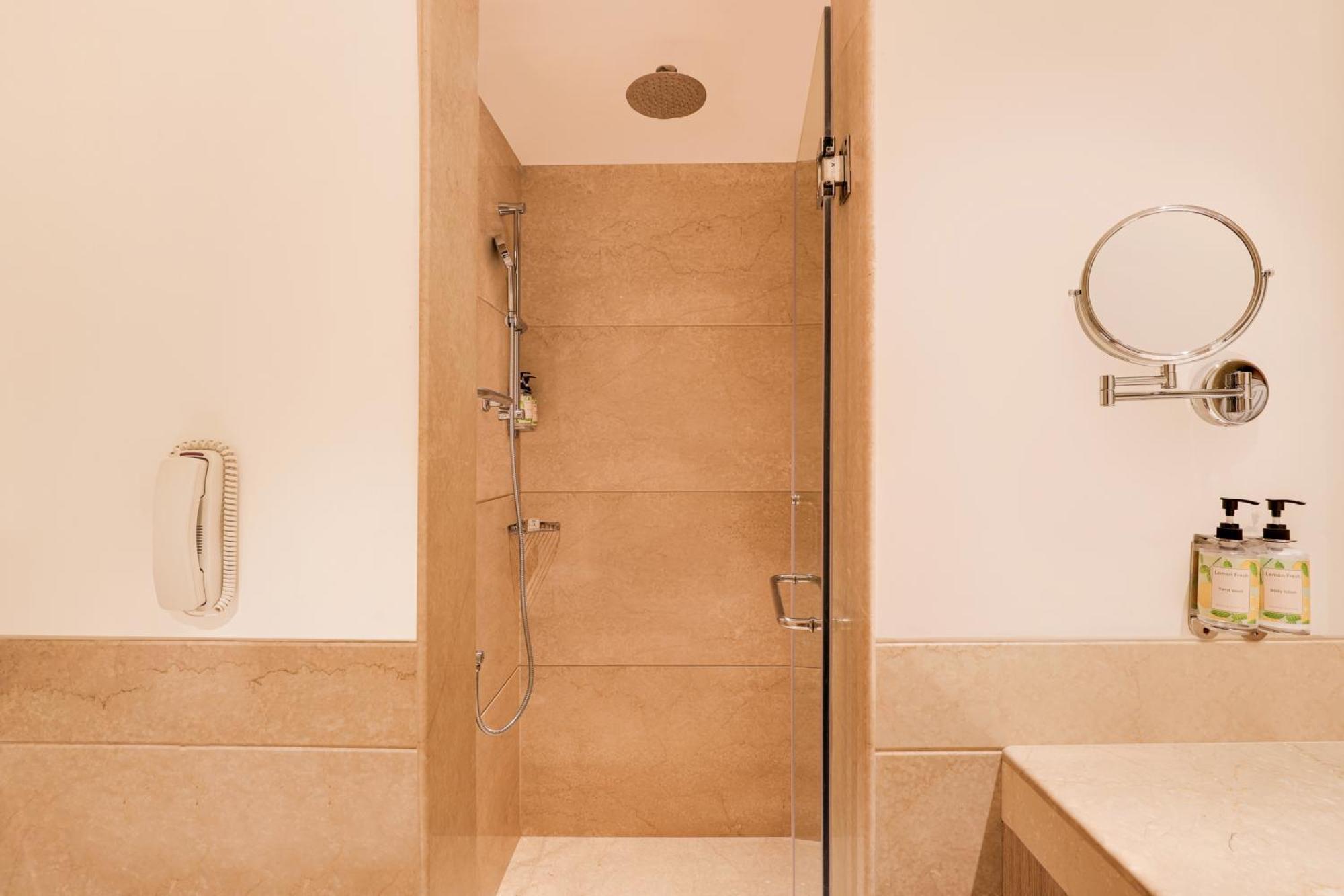 Lemon Tree Premier, Delhi Airport Hotel Új-Delhi Kültér fotó A shower cubicle