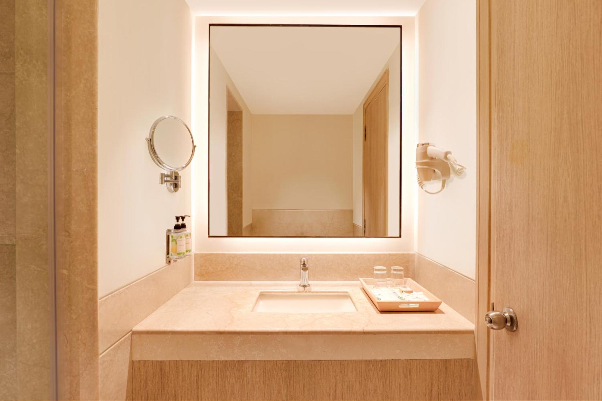 Lemon Tree Premier, Delhi Airport Hotel Új-Delhi Kültér fotó Bathroom