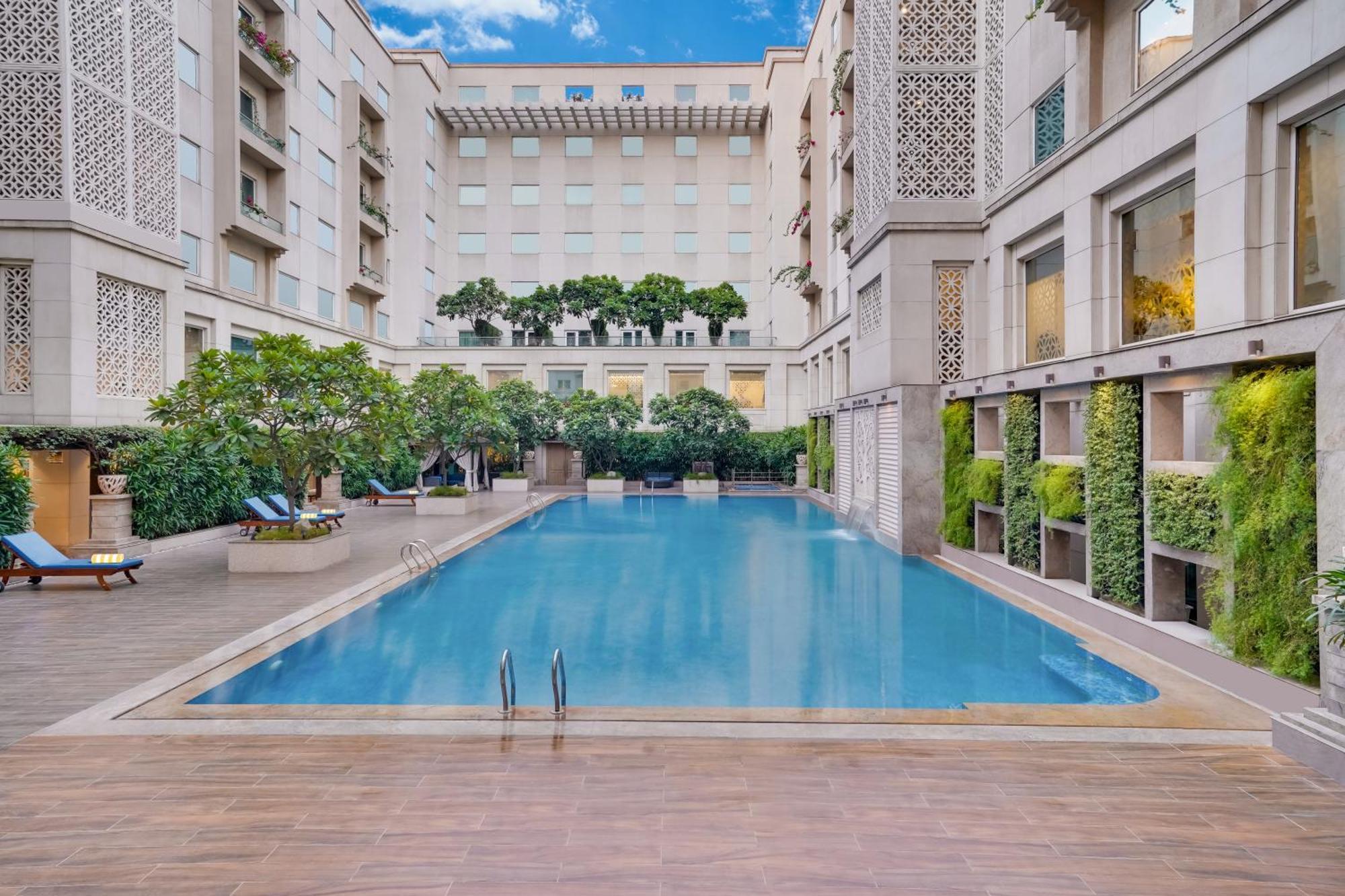 Lemon Tree Premier, Delhi Airport Hotel Új-Delhi Kültér fotó The pool at the Taj Bengal