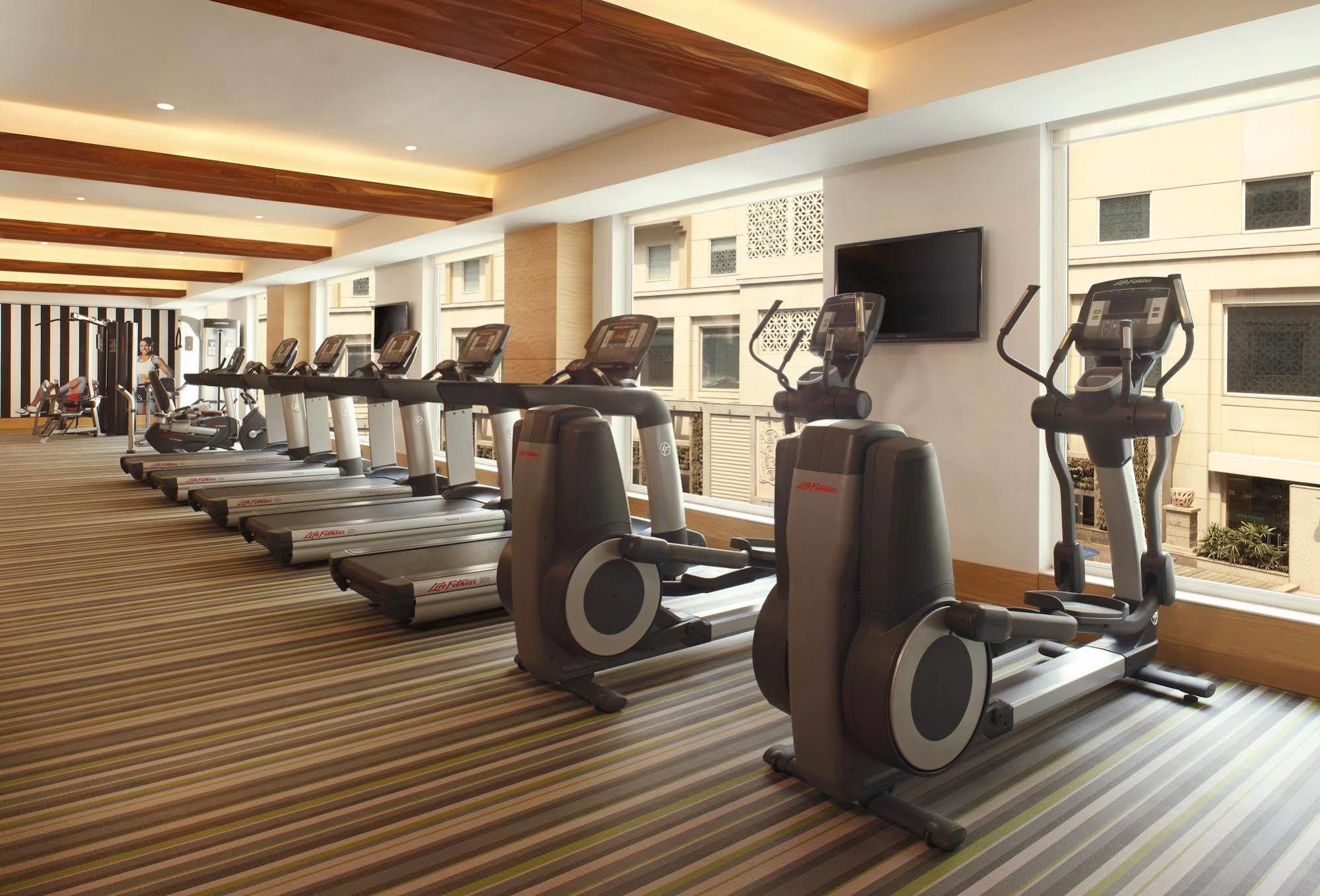 Lemon Tree Premier, Delhi Airport Hotel Új-Delhi Kültér fotó The gym at the hotel