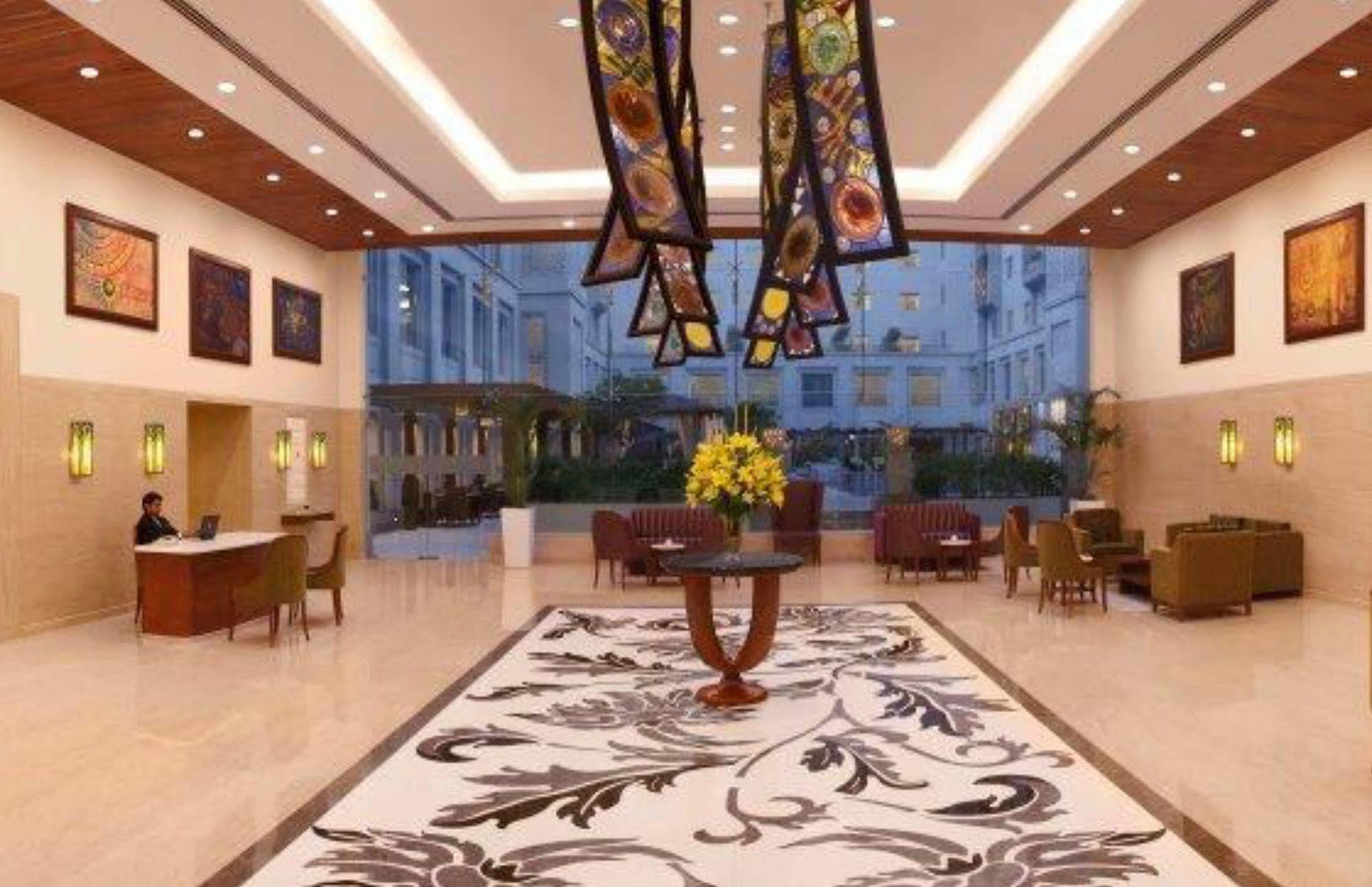 Lemon Tree Premier, Delhi Airport Hotel Új-Delhi Kültér fotó The lobby of the hotel