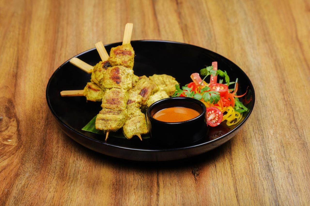 Lemon Tree Premier, Delhi Airport Hotel Új-Delhi Kültér fotó Chicken Satay