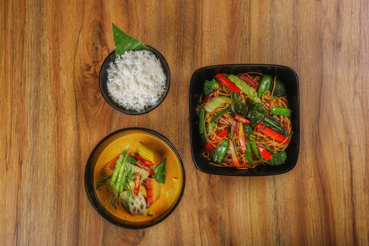 Lemon Tree Premier, Delhi Airport Hotel Új-Delhi Kültér fotó Thai food