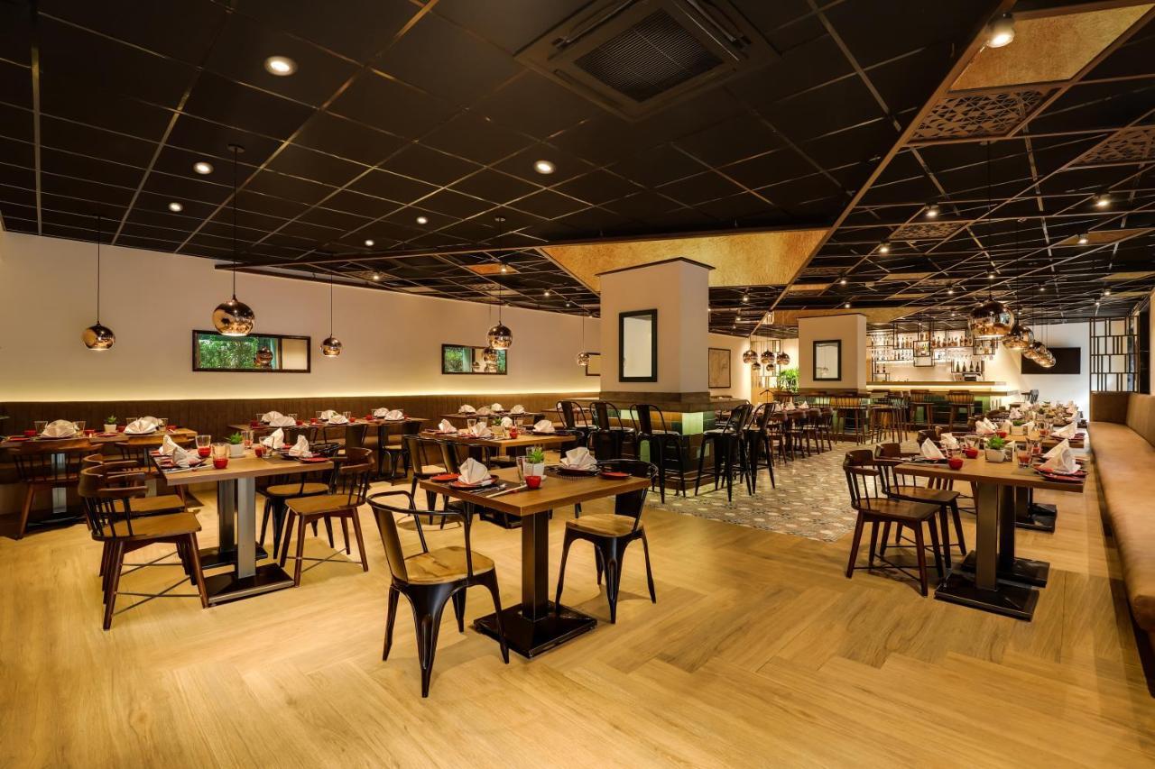 Lemon Tree Premier, Delhi Airport Hotel Új-Delhi Kültér fotó Interior of a restaurant