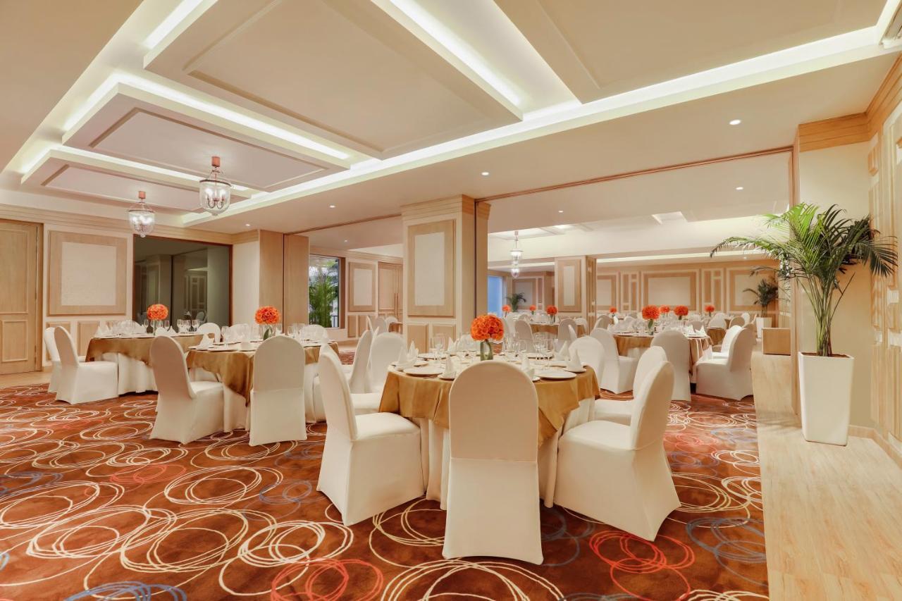 Lemon Tree Premier, Delhi Airport Hotel Új-Delhi Kültér fotó The ballroom