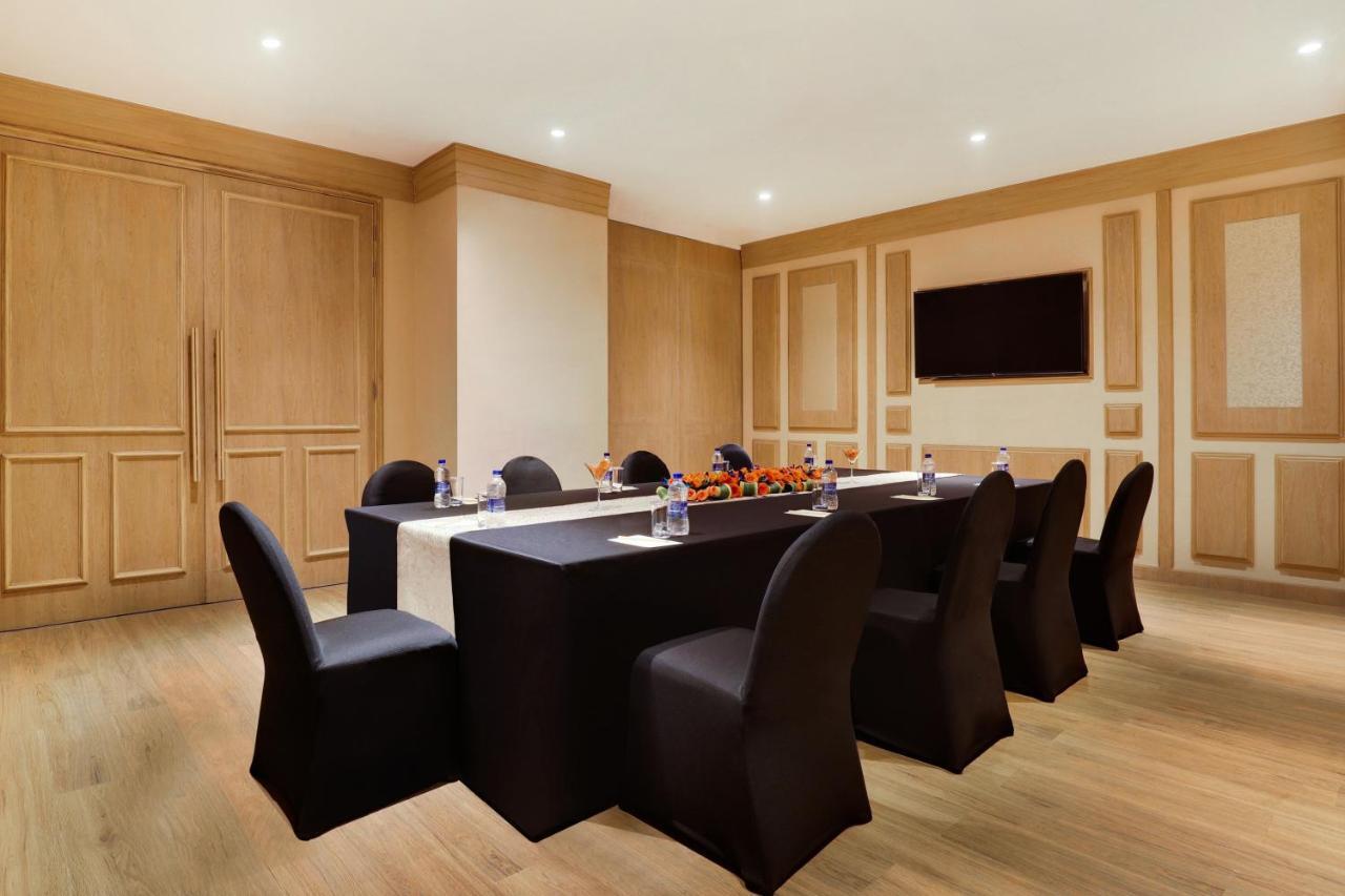 Lemon Tree Premier, Delhi Airport Hotel Új-Delhi Kültér fotó Meeting room at the hotel